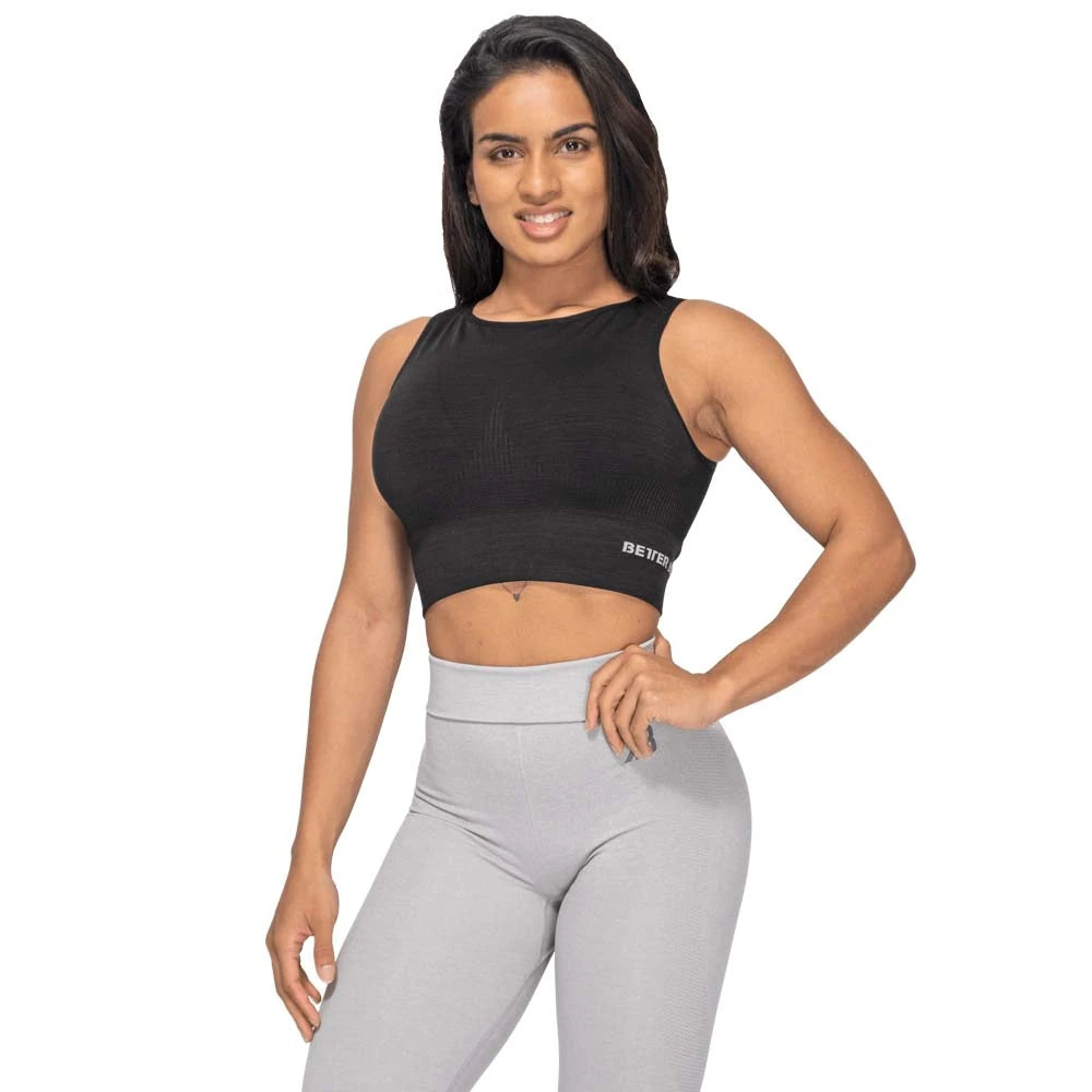 Kvinna i Better Bodies Rib Seamless Top Black Melange, en svart och sömlös crop top för träning.