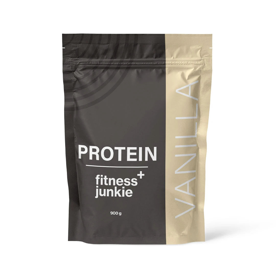 fitnessjunkie Protein 900 g proteinpulver i en mörkgrå och beige påse för smaken Vanilj.