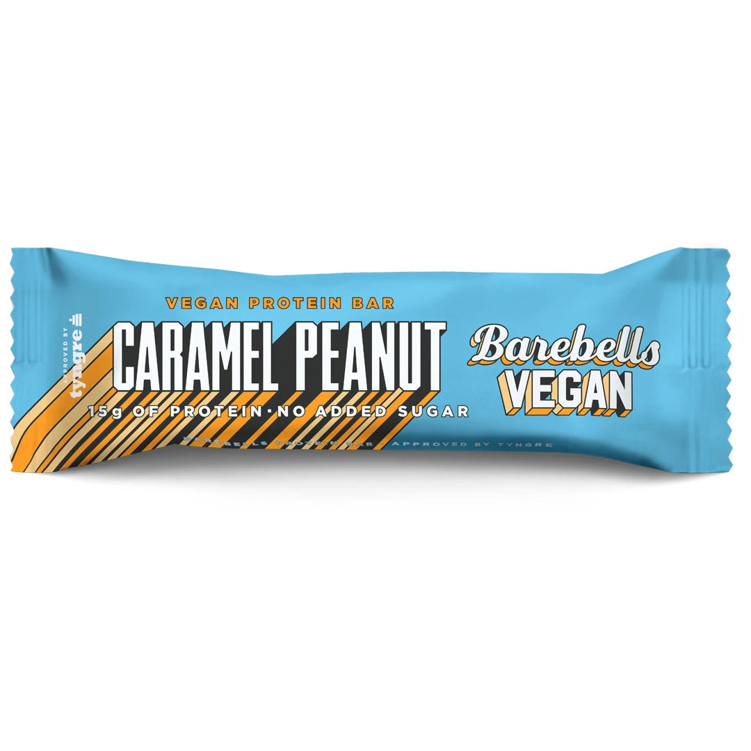 Barebells Vegan Protein Bar 55 g i en ljusblå förpackning med orangea detaljer för smaken Caramel Peanut.