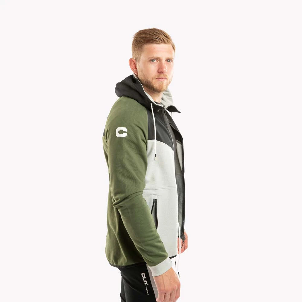 CLN Redirect Hood Forest Green mjuk zip-hoodie med paneler i grönt, grått och svart, buren av en man i profil.