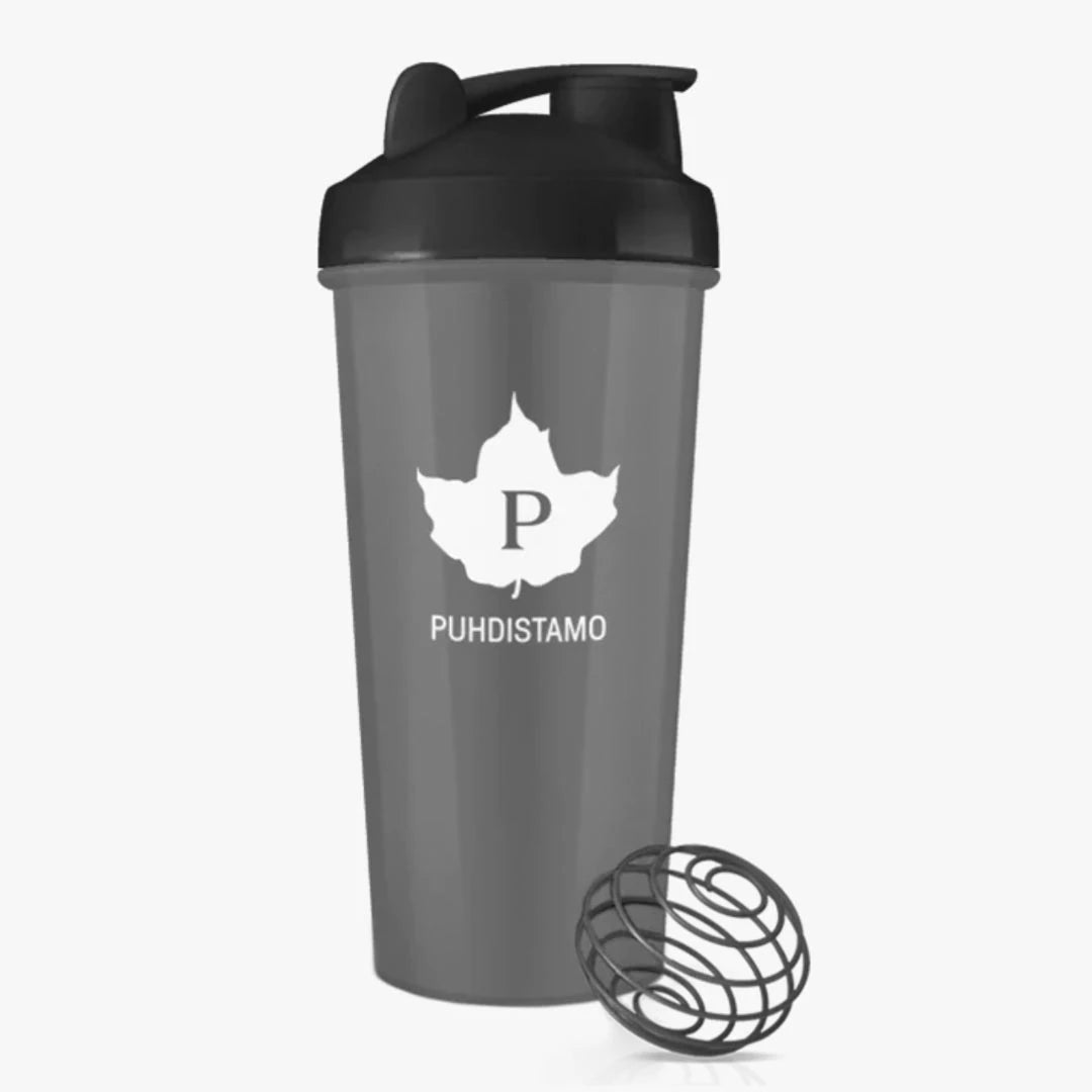 Puhdistamo Sheikkeri 700 ml, en grå shaker med svart lock, vit logotyp och en medföljande blandningsboll.
