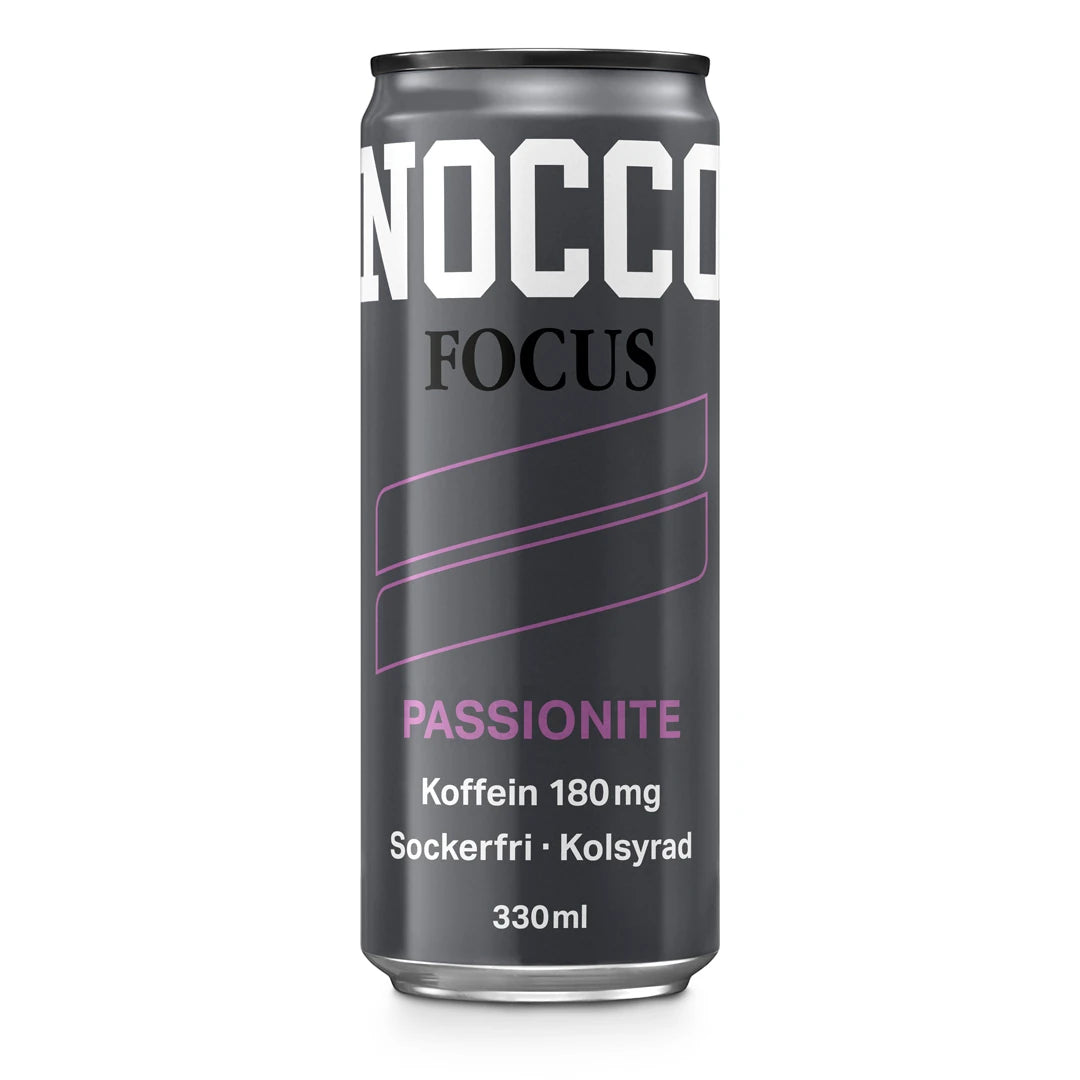 NOCCO FOCUS 330 ml sockerfri energidryck i en svart burk med lila detaljer för smaken Passionite.