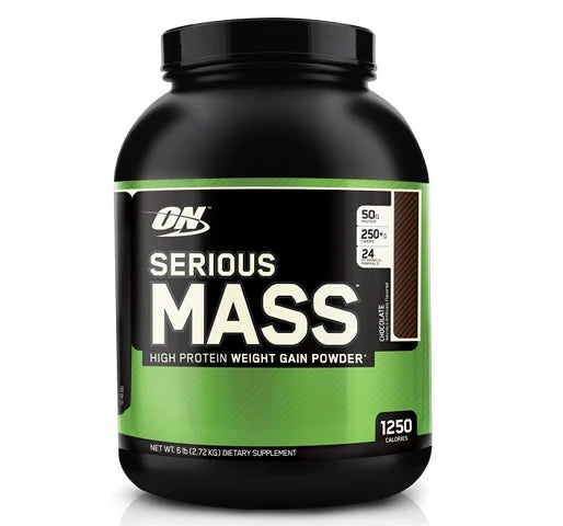 Svart burk med grön etikett innehållande Optimum Nutrition Serious Mass 2.72 kg gainer med chokladsmak.