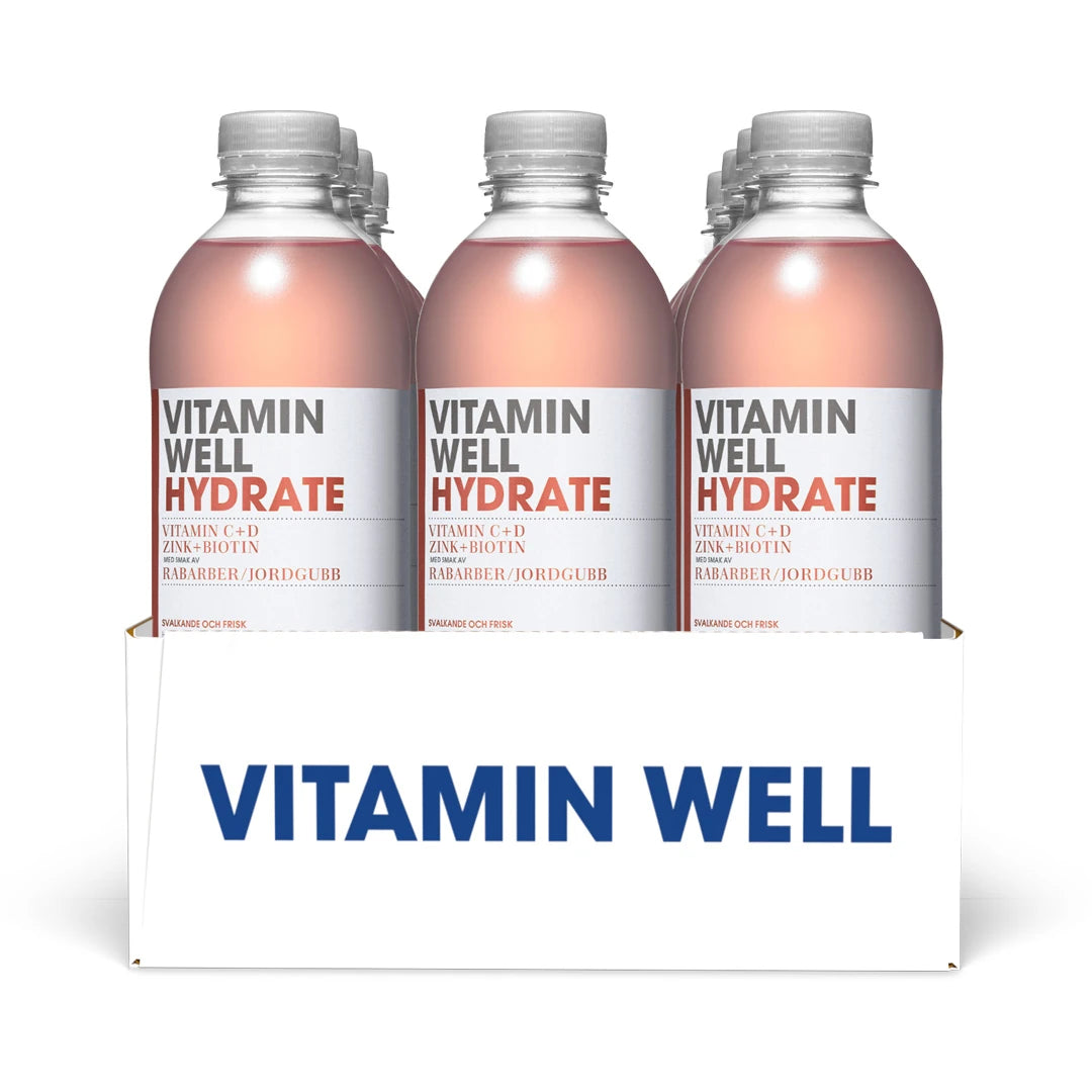 12 x Vitamin Well 500 ml Hydrate Rabarber Jordgubb i en vit kartong med plastflaskor fyllda med rosa dryck.