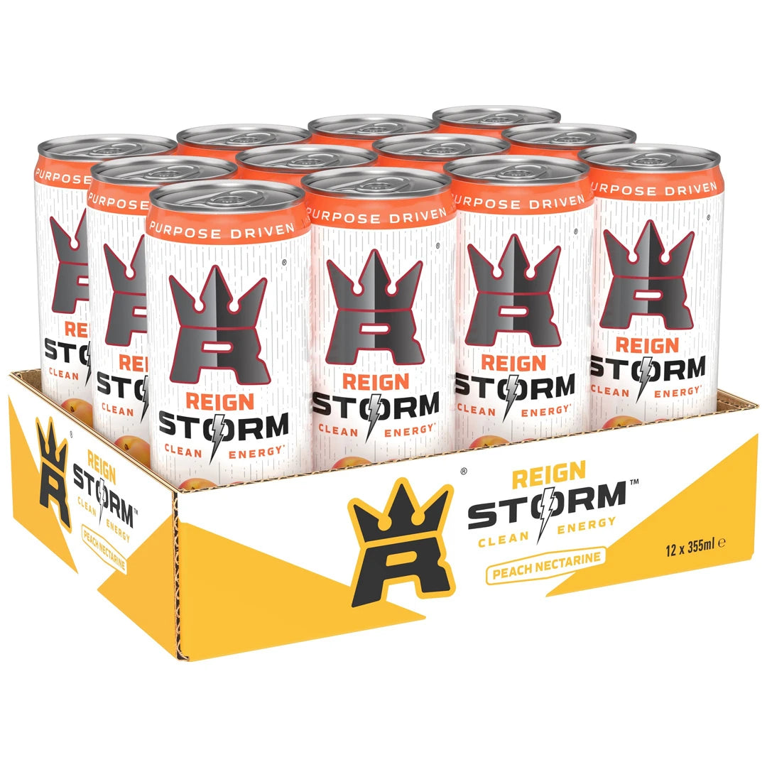 12 x Reign Storm Energy 355 ml Peach Nectarine i en vit och gul förpackning med tolv matchande energidrycksburkar.
