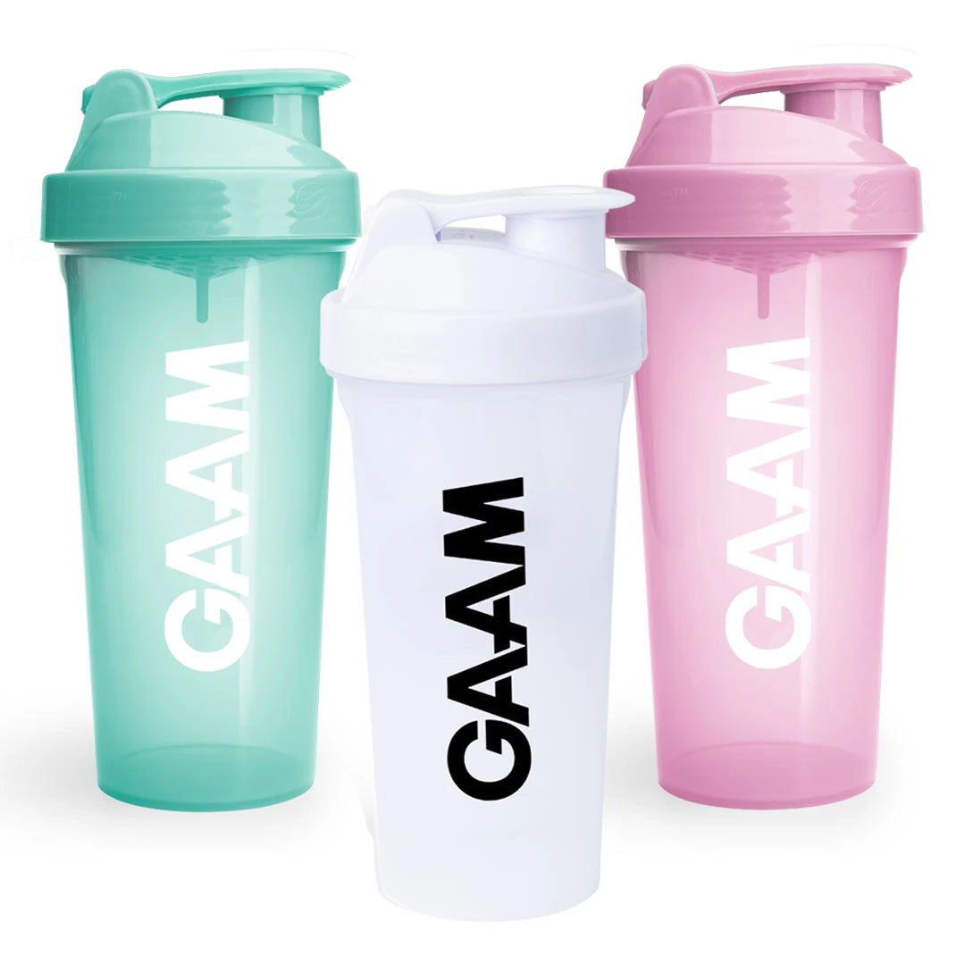 3 x GAAM Shaker 800 ml plastshakers i färgerna mintgrön, vit och rosa med GAAM-logotyp.