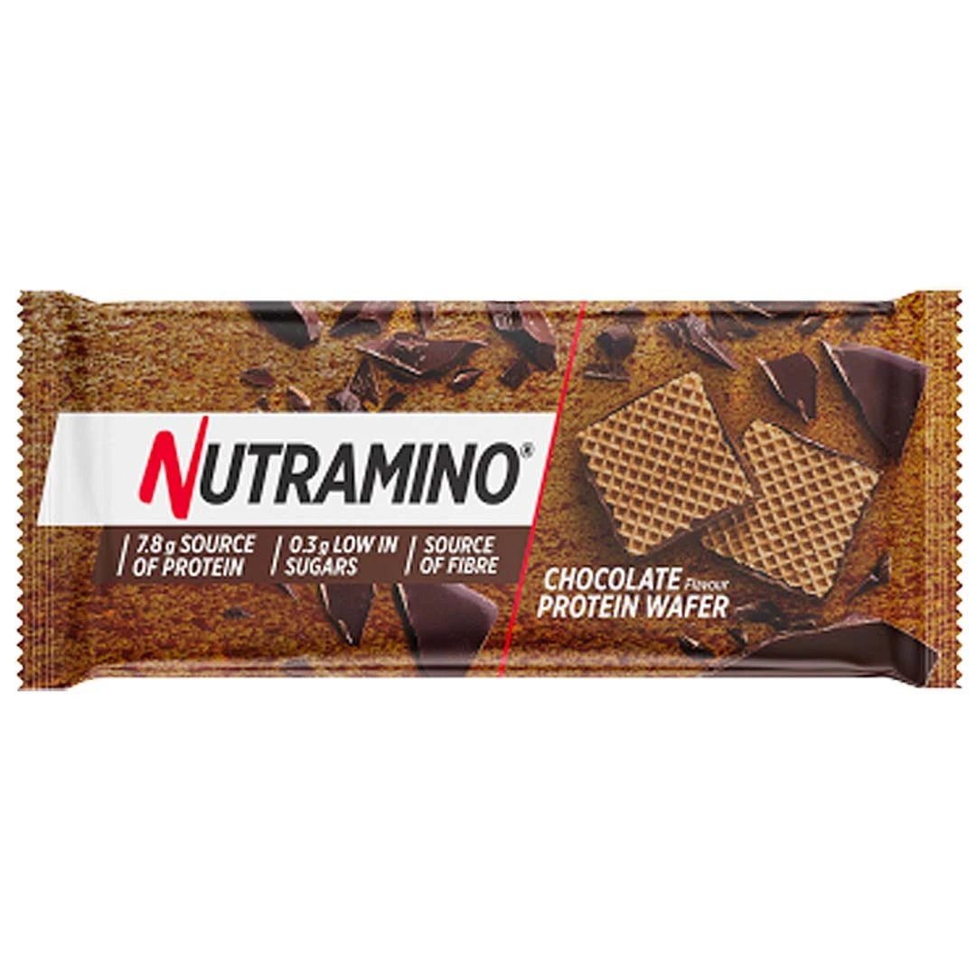 Nutramino Protein Wafer 39 g med chokladsmak, förpackad i ett brunt och vitt omslag med motiv av rån.