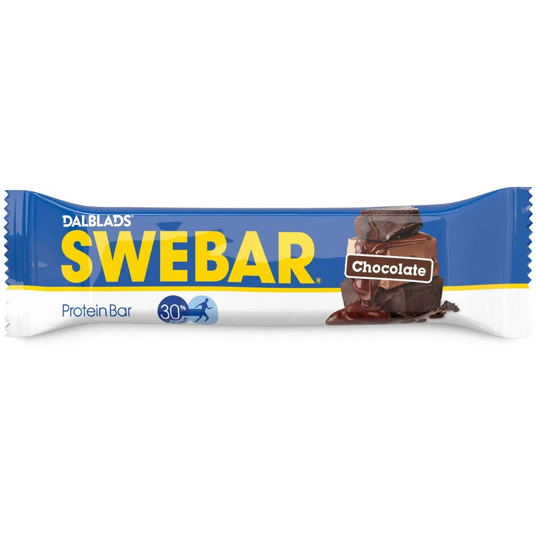 Dalblads Swebar 55 g proteinbar i en blå och vit förpackning med gula detaljer för smaken Chocolate., bild 4 av 6