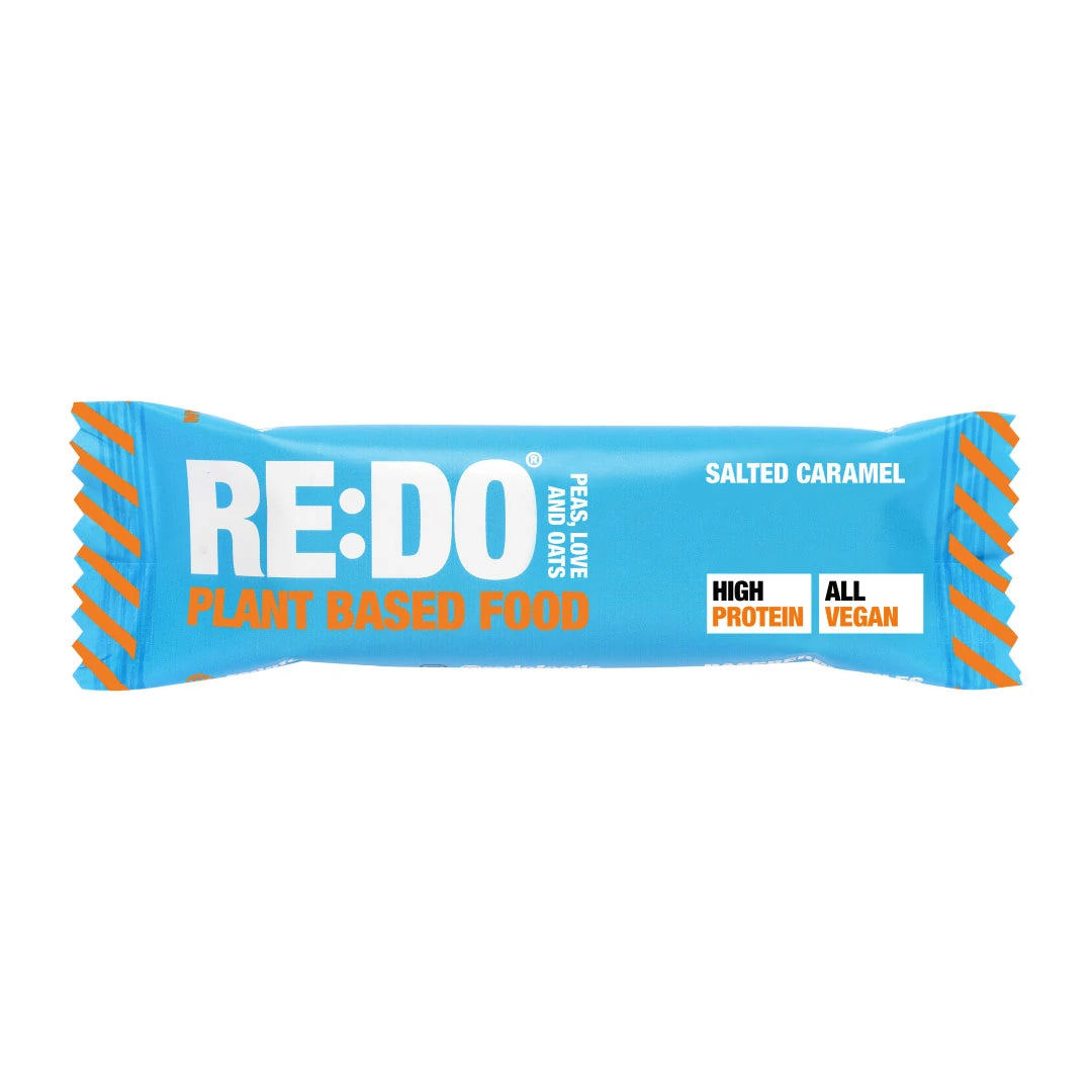 REDO Bar 60 g vegansk proteinbar i en ljusblå förpackning med orangea detaljer för smaken Salty Caramel., bild 3 av 4