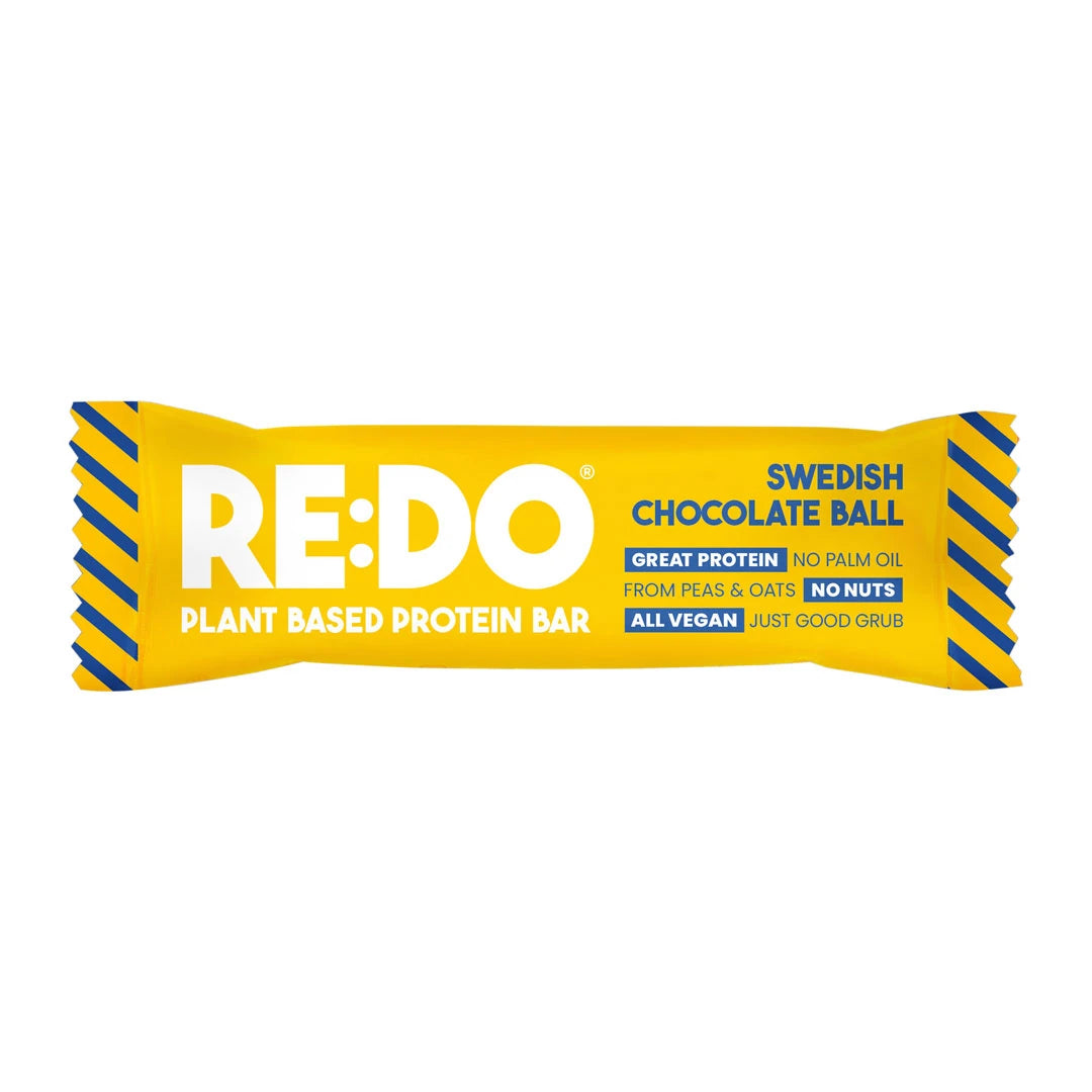 REDO Bar 60 g vegansk proteinbar i en gul förpackning med blå detaljer för smaken Swedish Chocolate Ball., bild 4 av 4