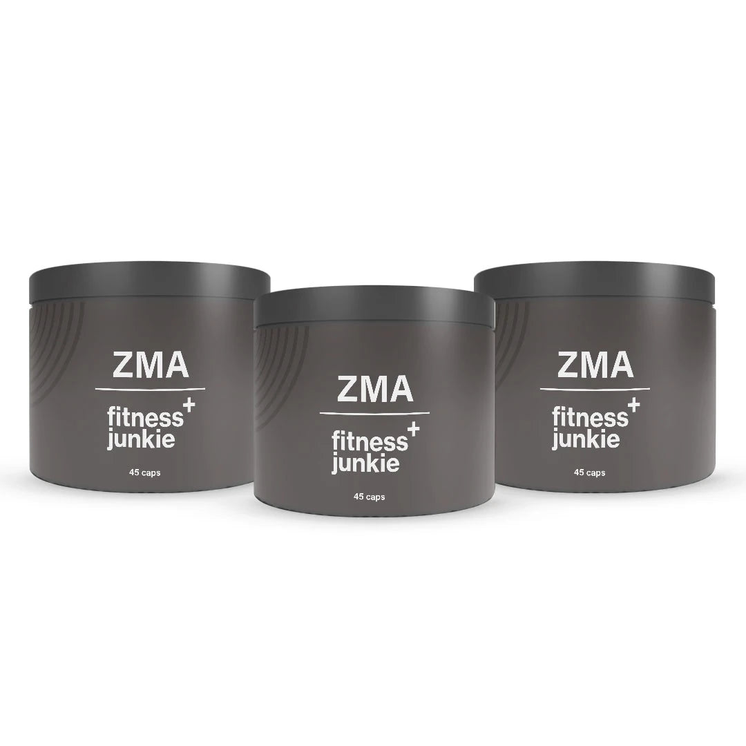 3 x fitnessjunkie ZMA 45 caps i tre mörkgrå burkar med vit text för optimerad sömn och återhämtning.