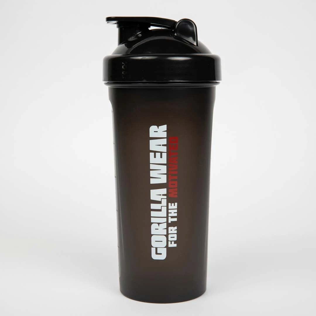 Gorilla Wear Shaker XXL Black är en svart plastshaker med vit och röd logotyp samt ett praktiskt skruvlock.