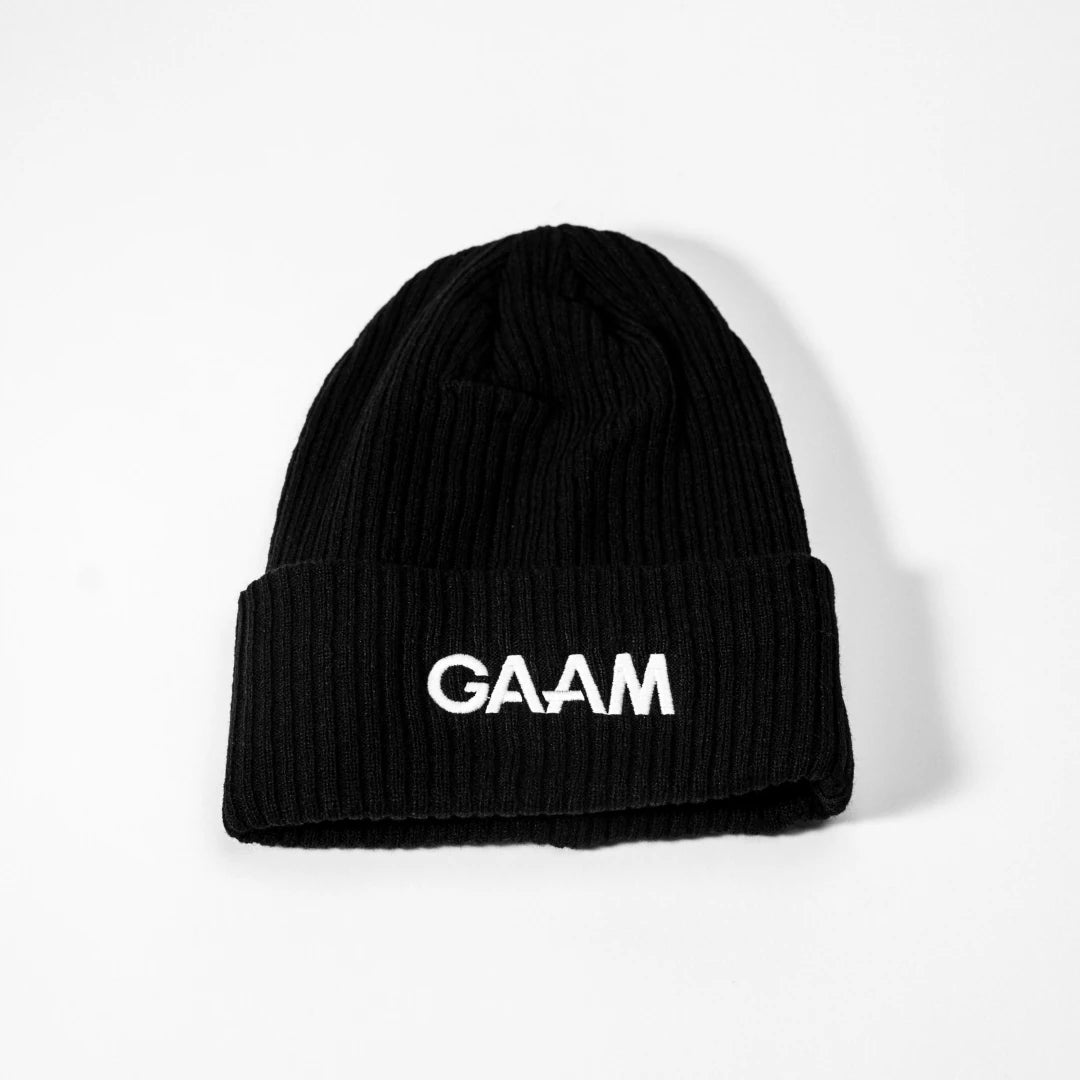GAAM Beanie Black, en svart ribbstickad mössa med uppvikt kant och tydlig vit logotyp framtill., bild 1 av 1