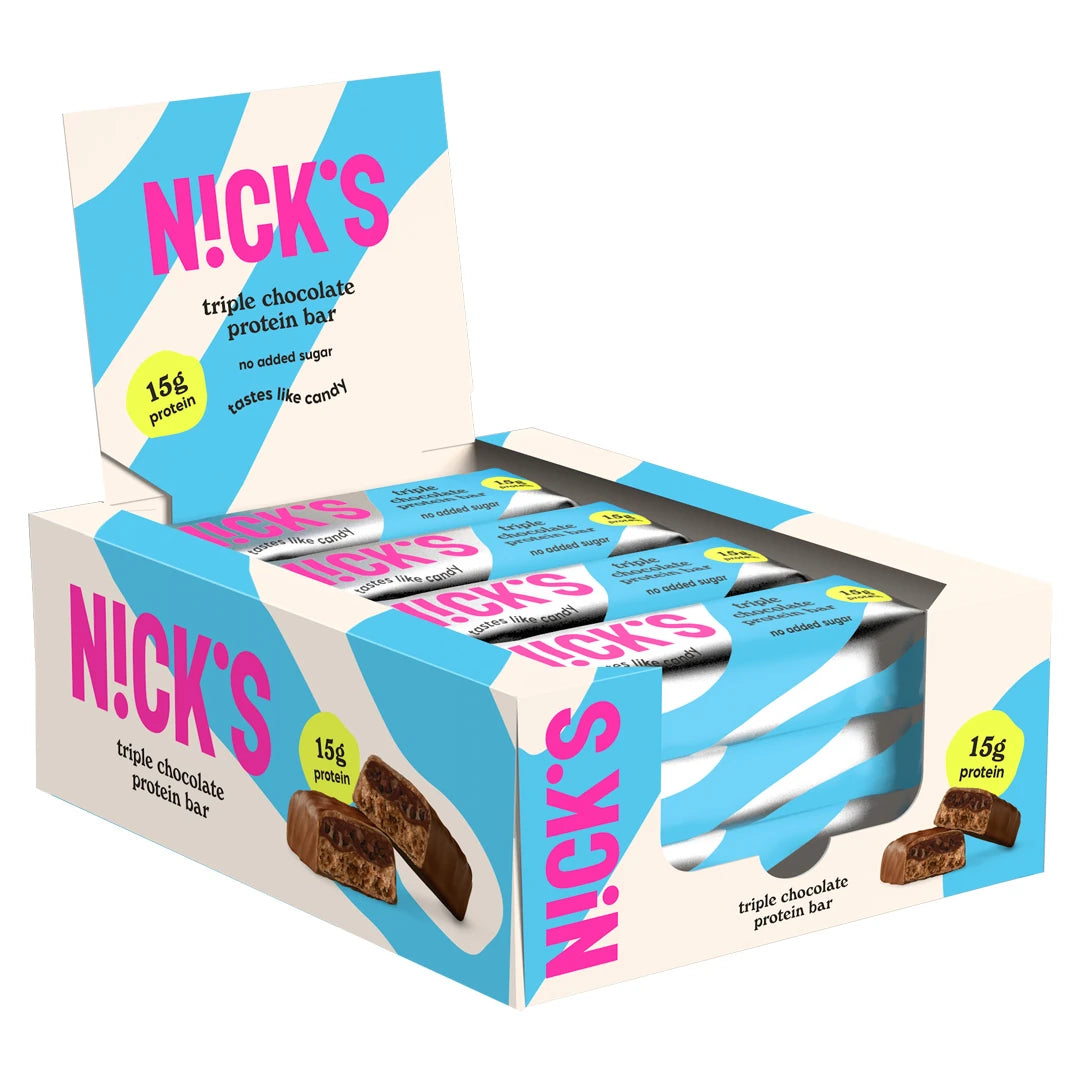 En låda med 12 x NICKS Soft bar 50 g Triple Chocolate proteinbars med ljusblå och vit design samt rosa text.