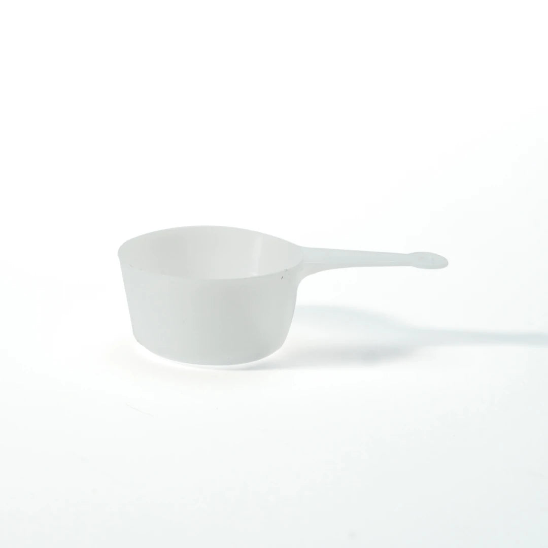 En vit GAAM Skopa 1 dl i plast för exakt dosering av proteinpulver och kosttillskott.