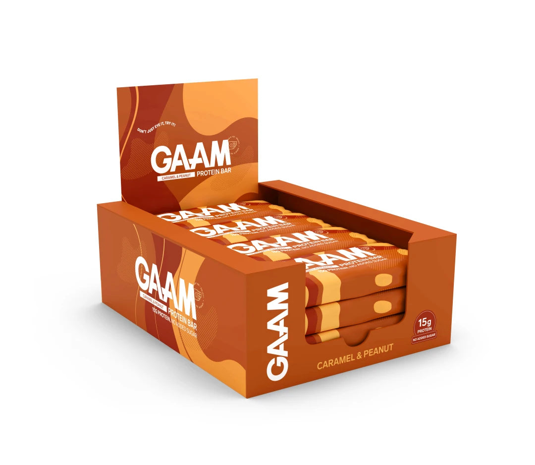 12 x GAAM Protein bar 45 g Caramel & Peanut i en orange box med bruna detaljer och vita logotyper.