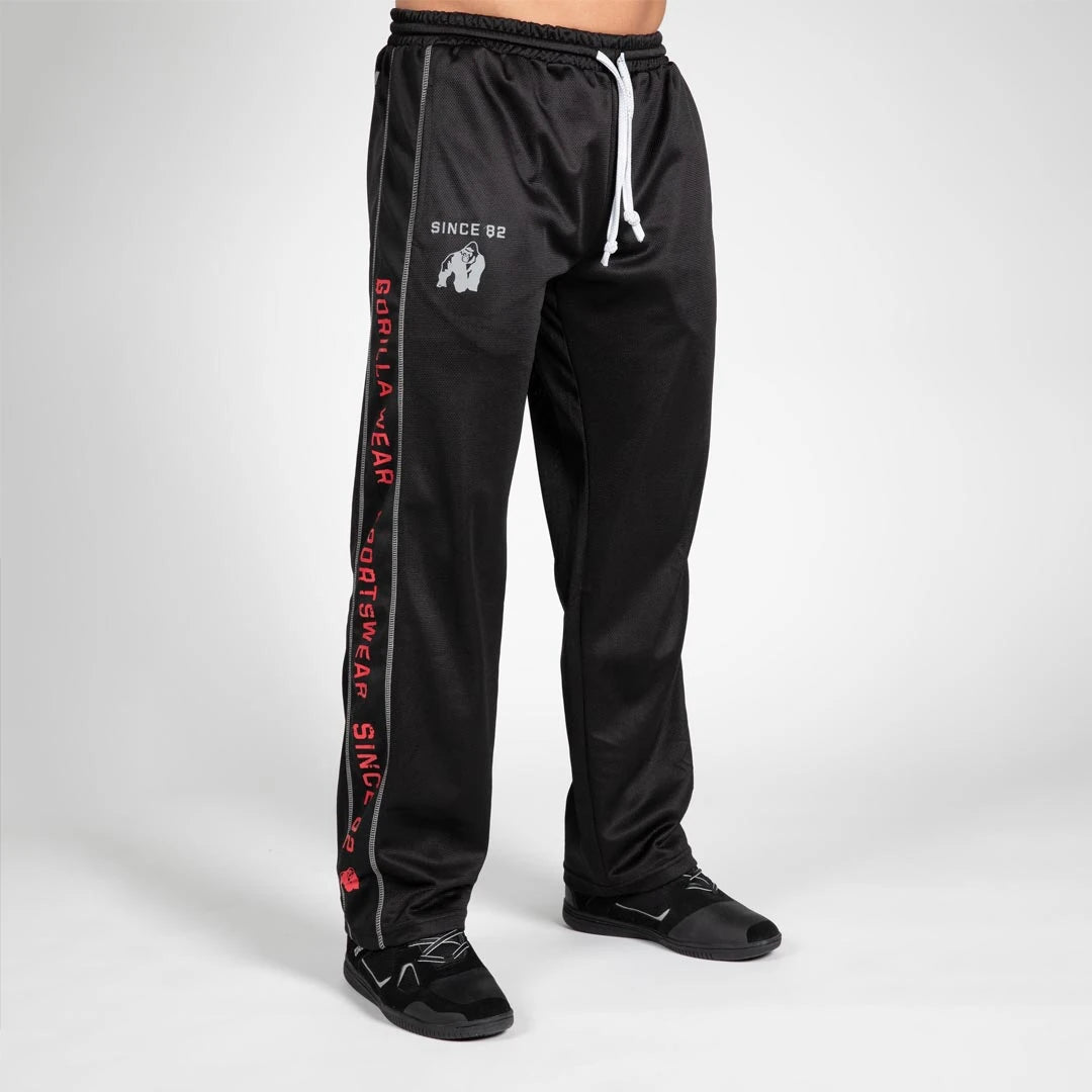 Svarta Gorilla Wear Functional Mesh Pants Black/Red i mesh med röd text längs benet och vit dragsko.