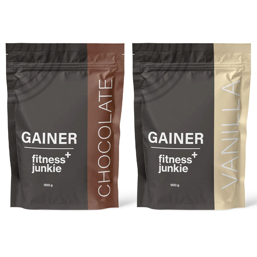 2 x fitnessjunkie Gainer 900 g i svarta påsar med bruna och beigea detaljer för smakerna Chocolate och Vanilla.