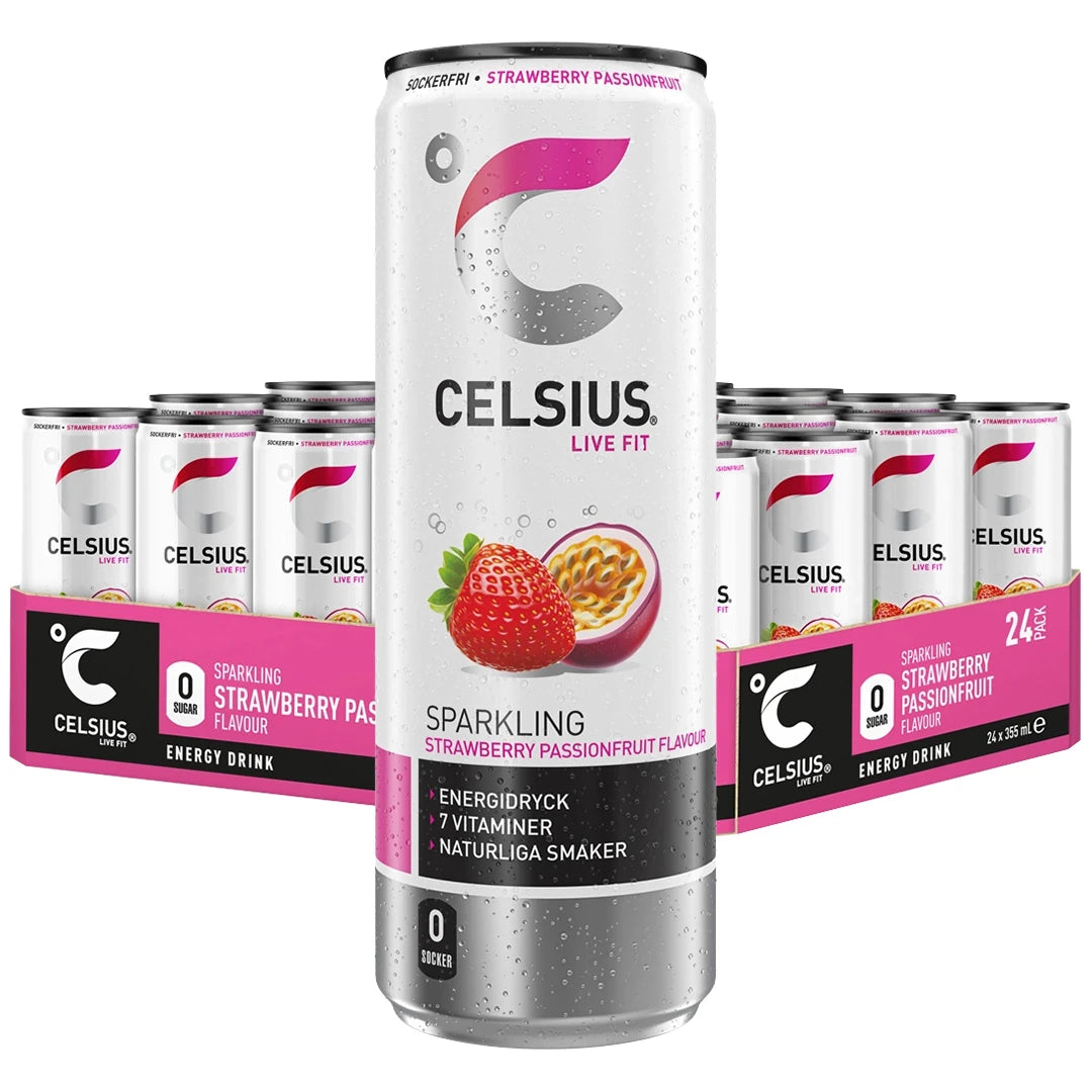 24 x Celsius 355 ml Strawberry Passionfruit i ett rosa flak med matchande vita burkar och rosa fruktdetaljer.