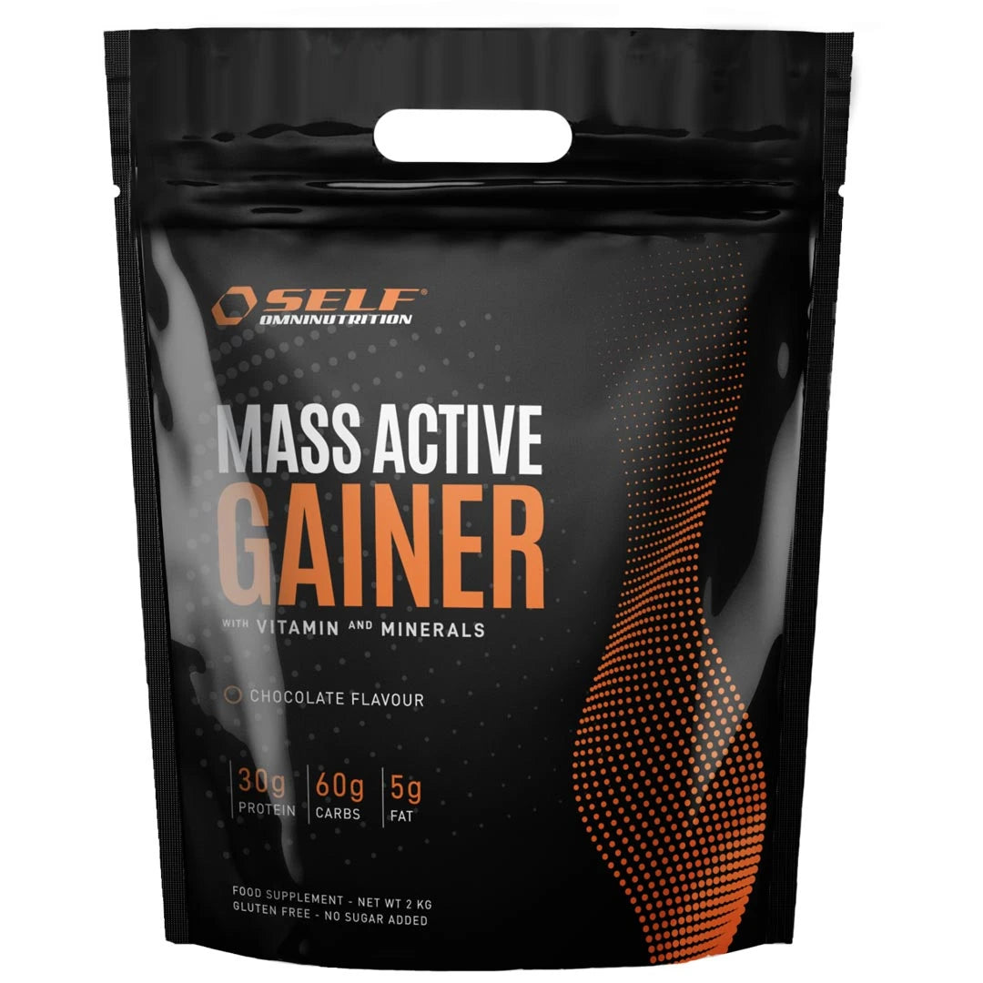 Self Omninutrition Mass Active Gainer 2 kg förpackad i en svart påse med orangea detaljer och text för chokladsmak.