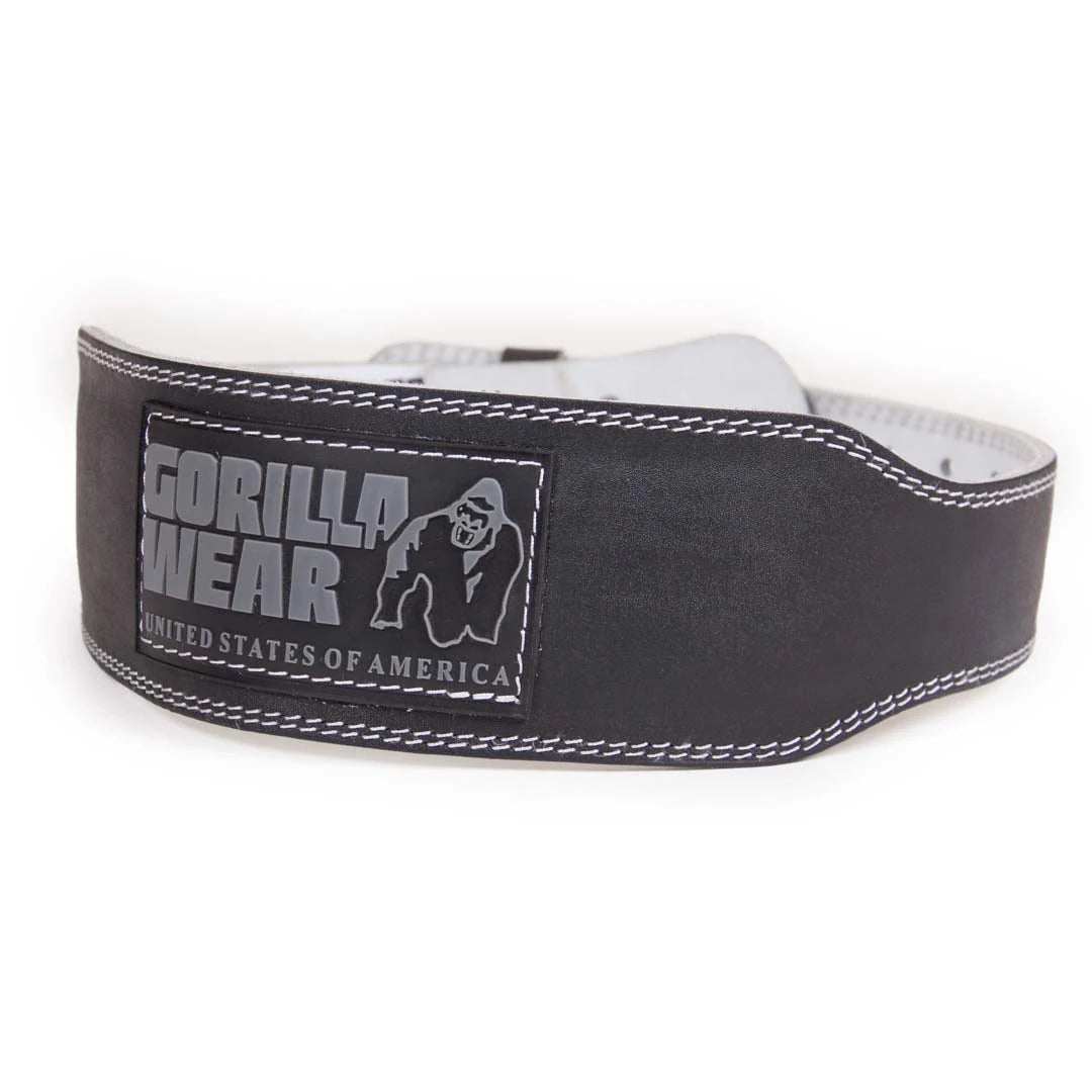 Gorilla Wear 4 Inch Padded Leather Belt Black är ett svart och vadderat träningsbälte i läder med vita sömmar.