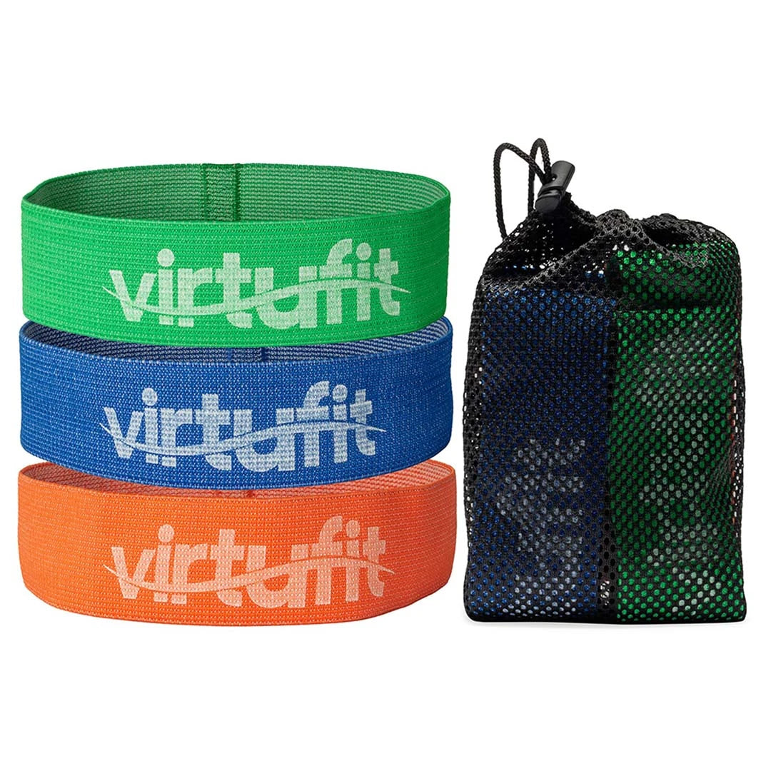 Virtufit Mini Bands Comfort 3-pack, tre träningsband i grön, blå och orange bomull med en svart nätpåse för förvaring.