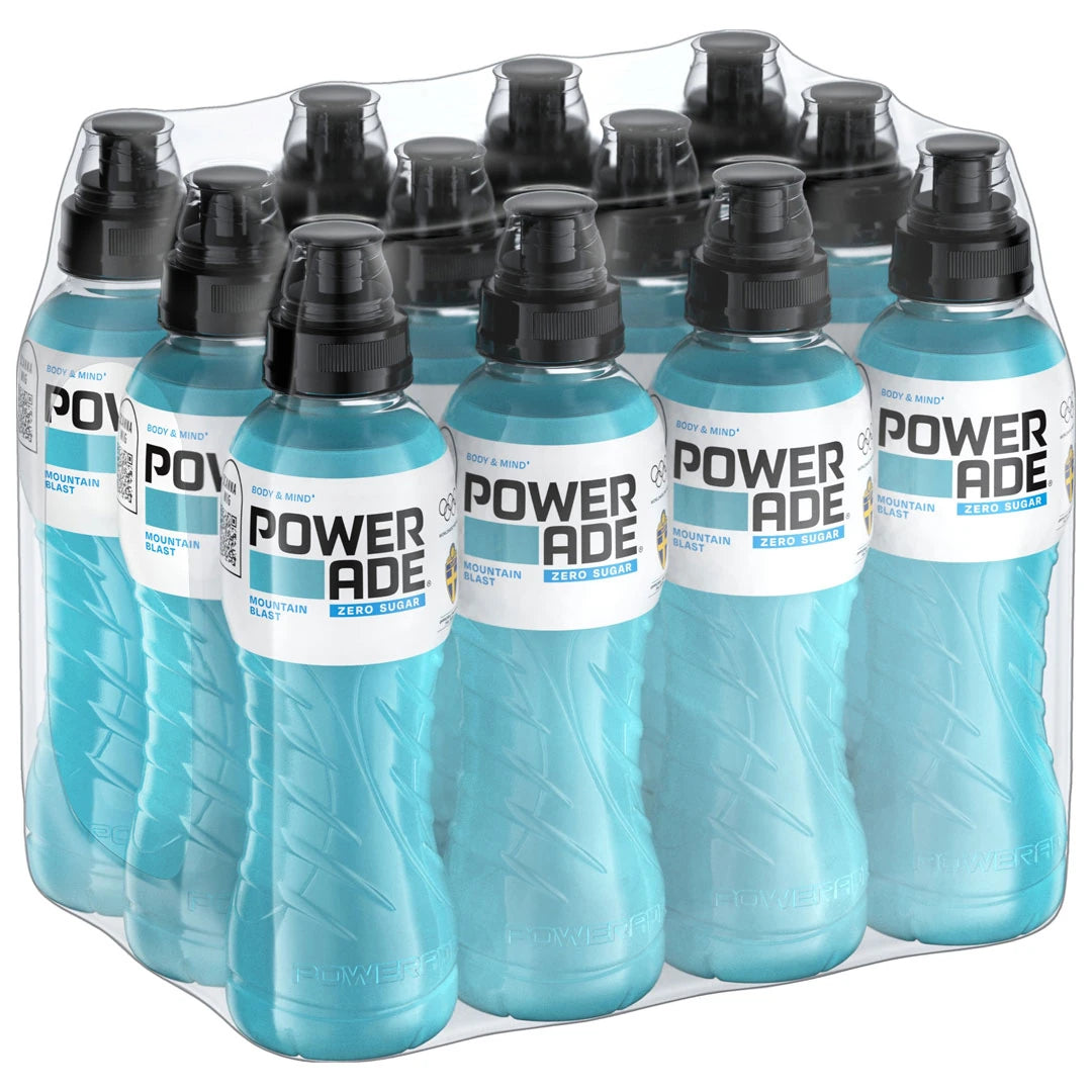12 x Powerade 500 ml Mountain Blast Zero i ett inplastat flak med ljusblå sportdryck, vita etiketter och svarta korkar.