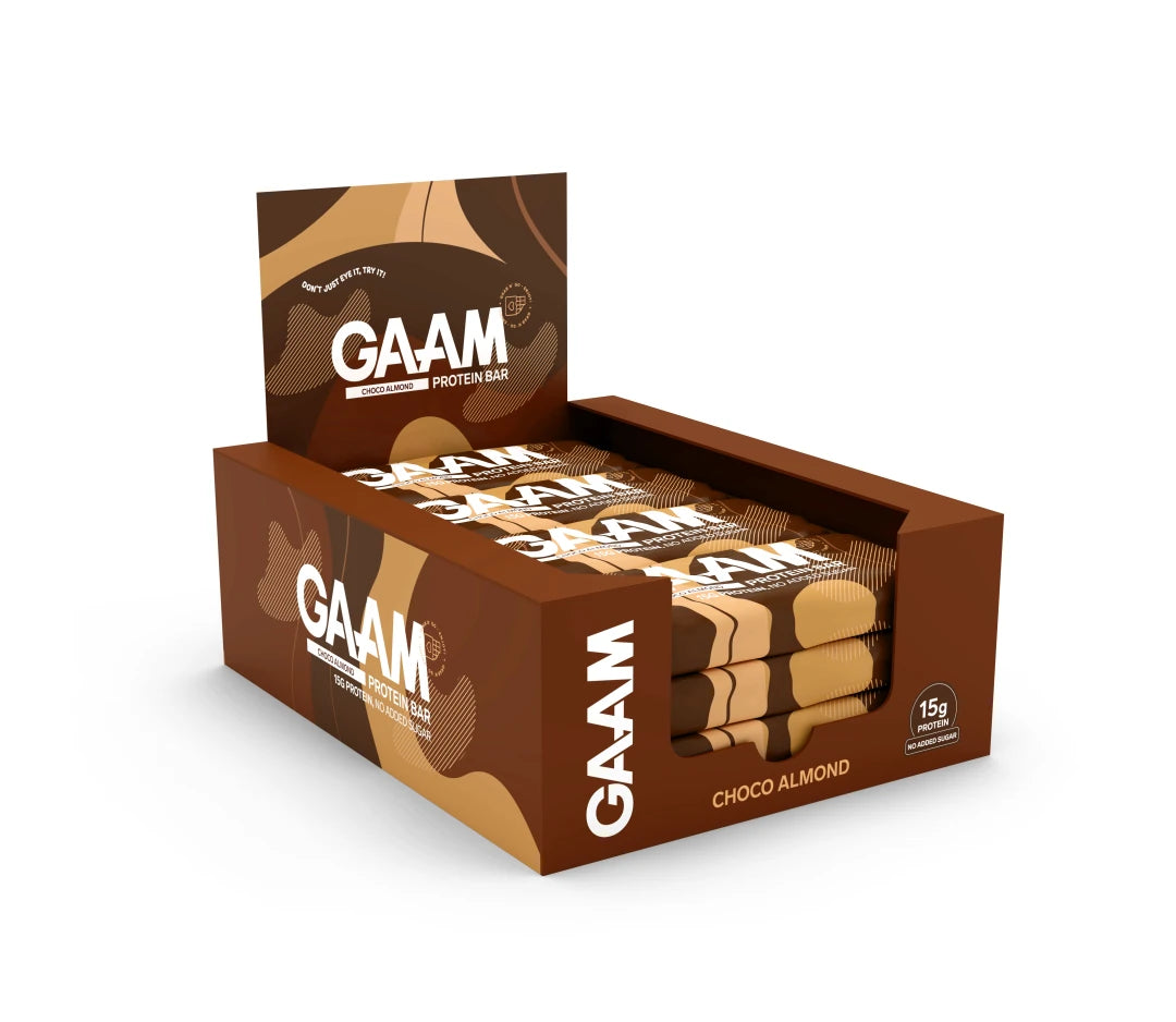 12 x GAAM Protein Bar 45 g Choco Almond i en brun och ljusbrun förpackning.