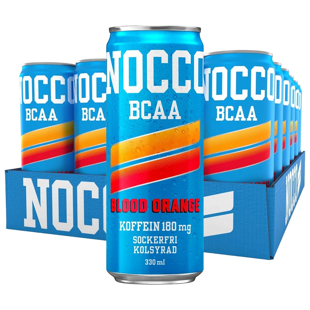 24 x NOCCO BCAA 330 ml Blood Orange i ett blått flak med matchande burkar och rödgula detaljer.