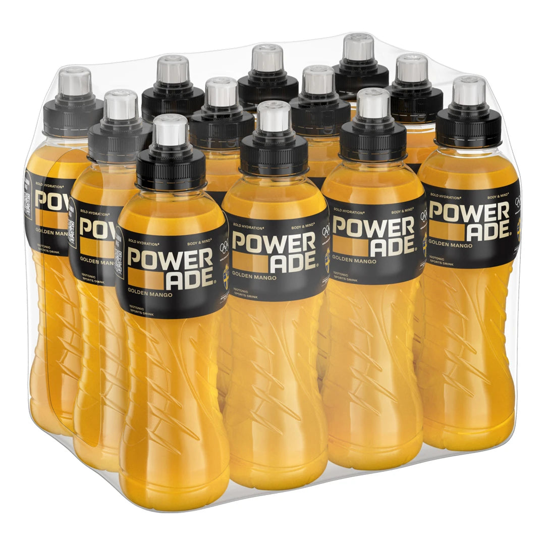 12 x Powerade 500 ml Golden Mango i ett flerpack med tolv flaskor fyllda med gul sportdryck och svarta etiketter.