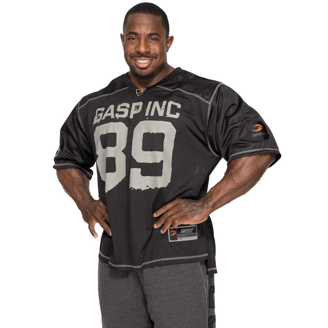 Svart GASP No1 Football Tee Black i oversize passform och mesh med grått tryck, buren av en man., bild 2 av 2
