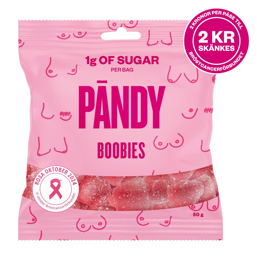 Pändy Candy 50 g i en ljusrosa godispåse med texten Boobies, Rosa Bandet-logga och synligt rött gelégodis.