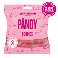 Pändy Candy 50 g Boobies i en ljusrosa påse med Rosa Bandet-logga och synligt rött gelégodis.