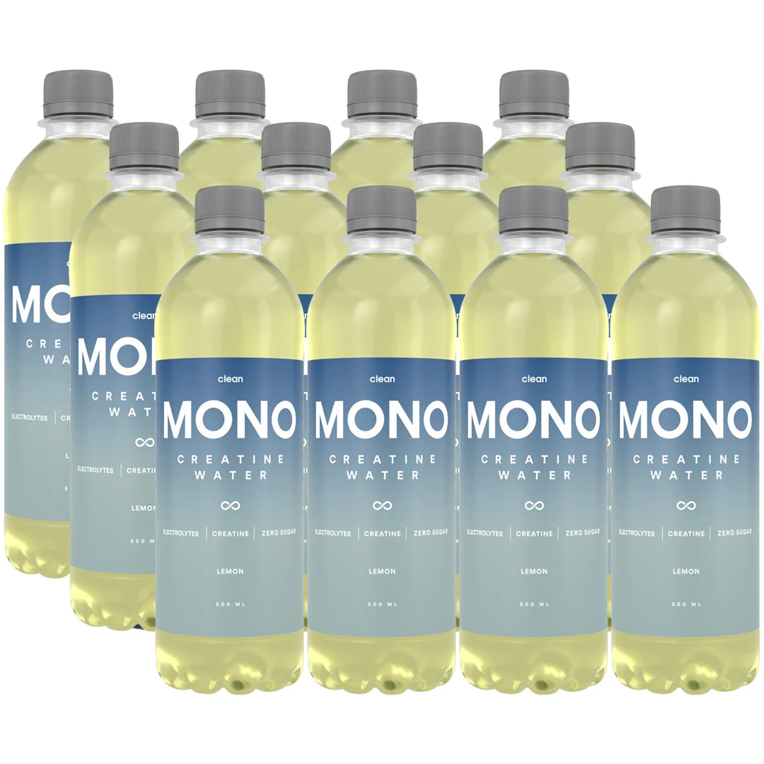 12 x Clean MONO Creatine Water 500 ml Lemon funktionsdryck i tolv genomskinliga flaskor med blå etikett och grå kork.