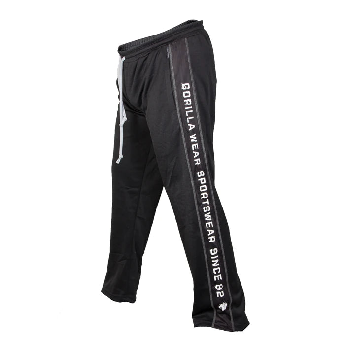 Svarta Gorilla Wear Functional Mesh Pants Black/White träningsbyxor med vit text längs benet och vit snörning., bild 1 av 4