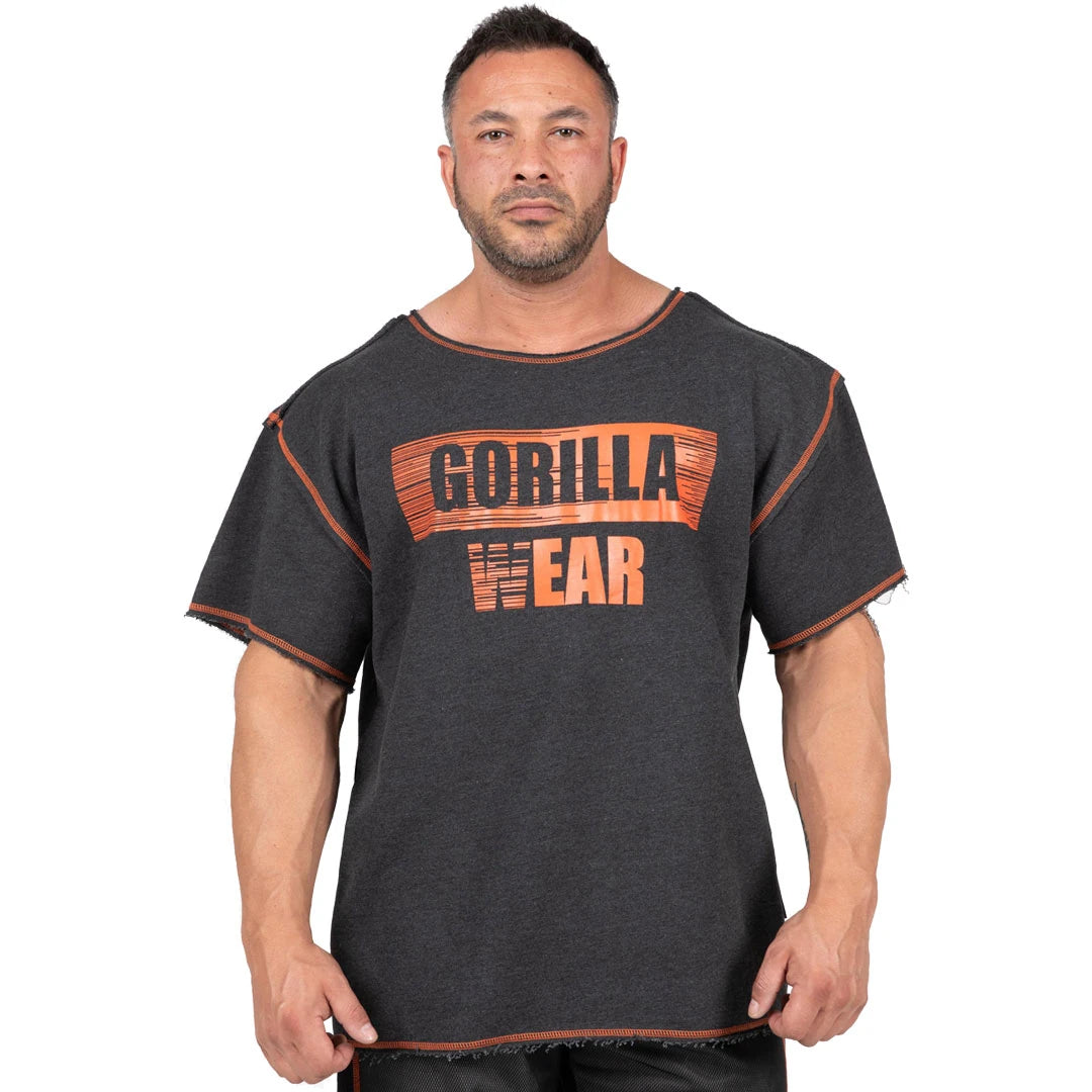 Gorilla Wear Wallace Workout Top Grey/Orange buren av en man, en mörkgrå oversized t-shirt med stor orange logotyp., bild 4 av 4