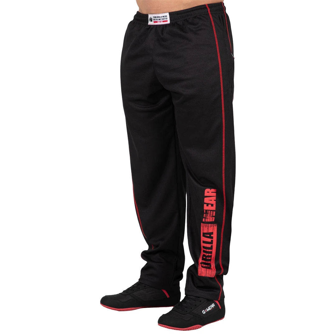 Gorilla Wear Wallace Mesh Pants Black/Red, svarta träningsbyxor i mesh med röd sidosöm och stor logotyp på benet., bild 3 av 4
