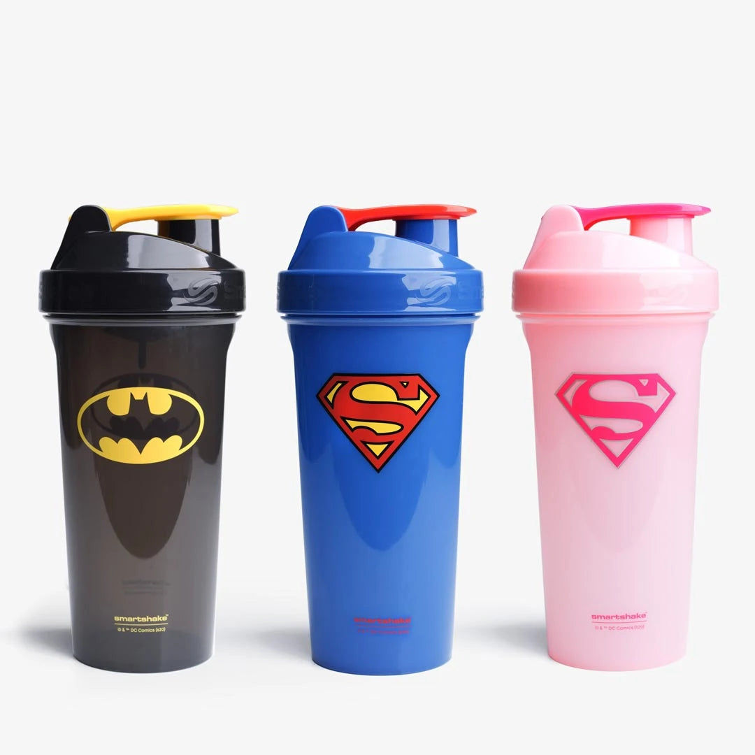 Tre Smartshake Kids 800 ml shakers med superhjältemotiv: svart Batman, blå Superman och rosa Supergirl i plast.