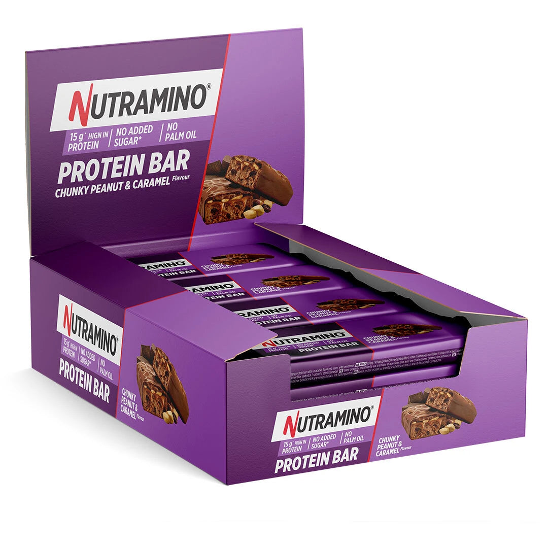 12 x Nutramino Protein Bar 55 g Chunky Peanut and Caramel i en öppen lila låda fylld med bars.
