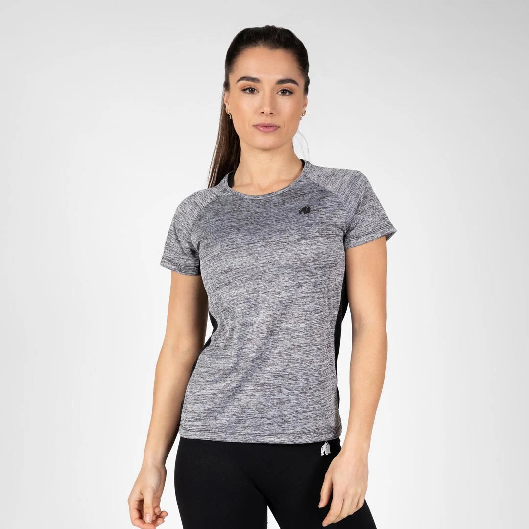 Kvinna i Gorilla Wear Monetta Performance T-Shirt Grey Melange/Black, en ventilerande träningströja i lätt polyester., bild 3 av 5