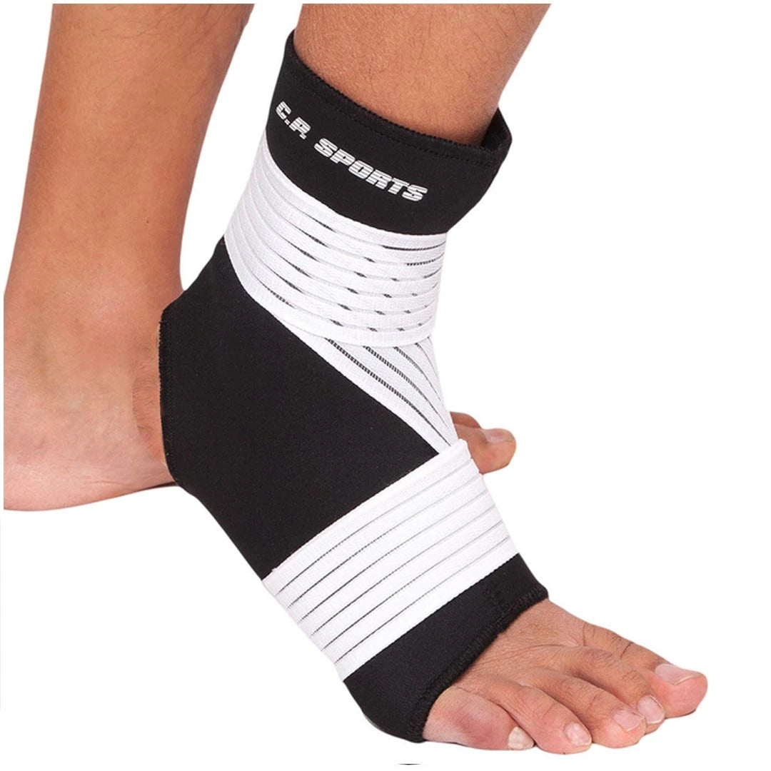 C.P. Sports Ankle/Foot Support Strong, ett svart fotledsstöd med vitt elastiskt bandage lindat runt en fot.