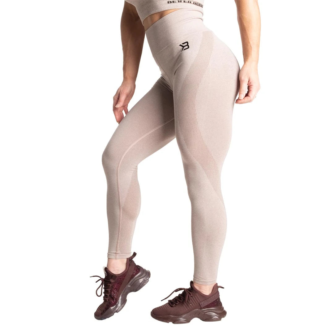 Better Bodies Rockaway Leggings Warm Sand Melange, ljusbeige och sömlösa träningstights med hög midja på en modell., bild 1 av 3