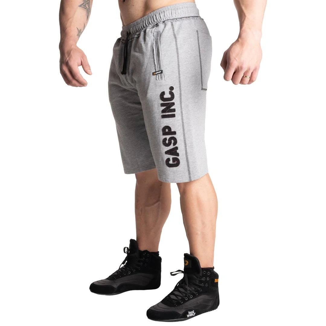 GASP Division Sweatshorts Light Grey Melange i mjukt jersey med svart dragsko och en stor logga längs vänster ben., bild 1 av 2
