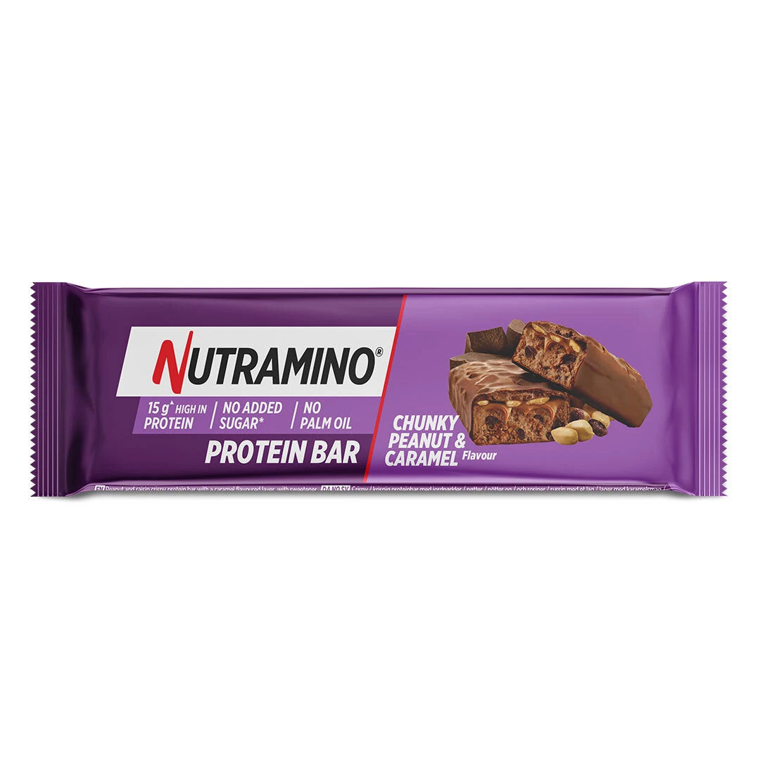 Nutramino Protein Bar 55 g Chunky Peanut & Caramel i en lila förpackning med bild på en delad chokladöverdragen proteinbar och jordnötter.