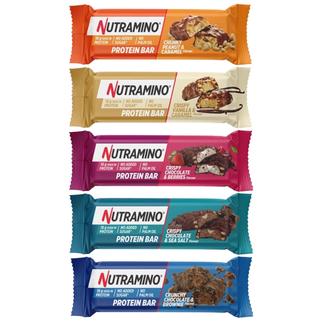 Nutramino Protein Bar 55 g i fem olika smaker staplade på varandra i färgglada förpackningar.