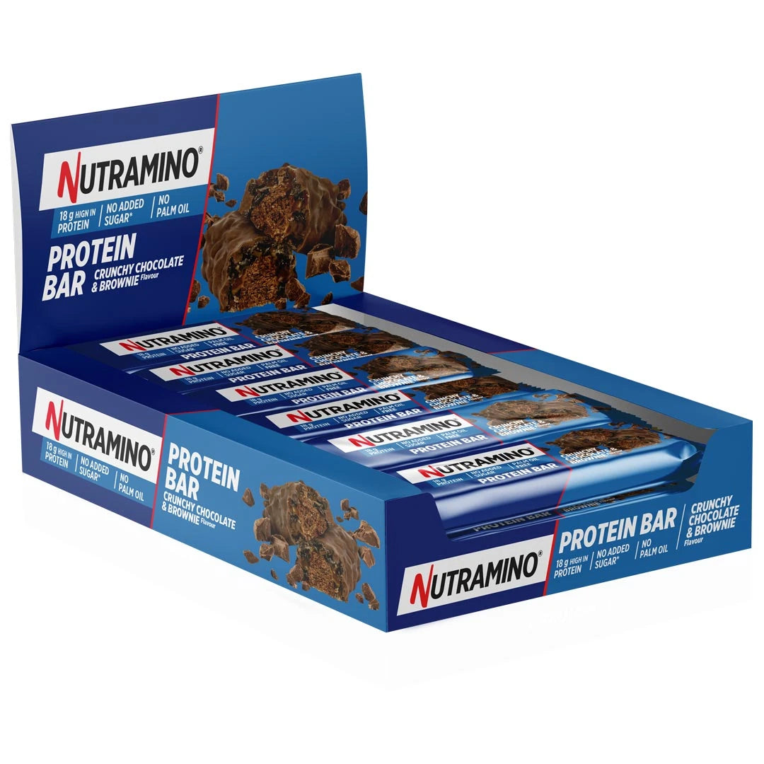 12 x Nutramino Protein Bar 55 g Crunchy Chocolate Brownie i en blå displaylåda med vita och röda detaljer.