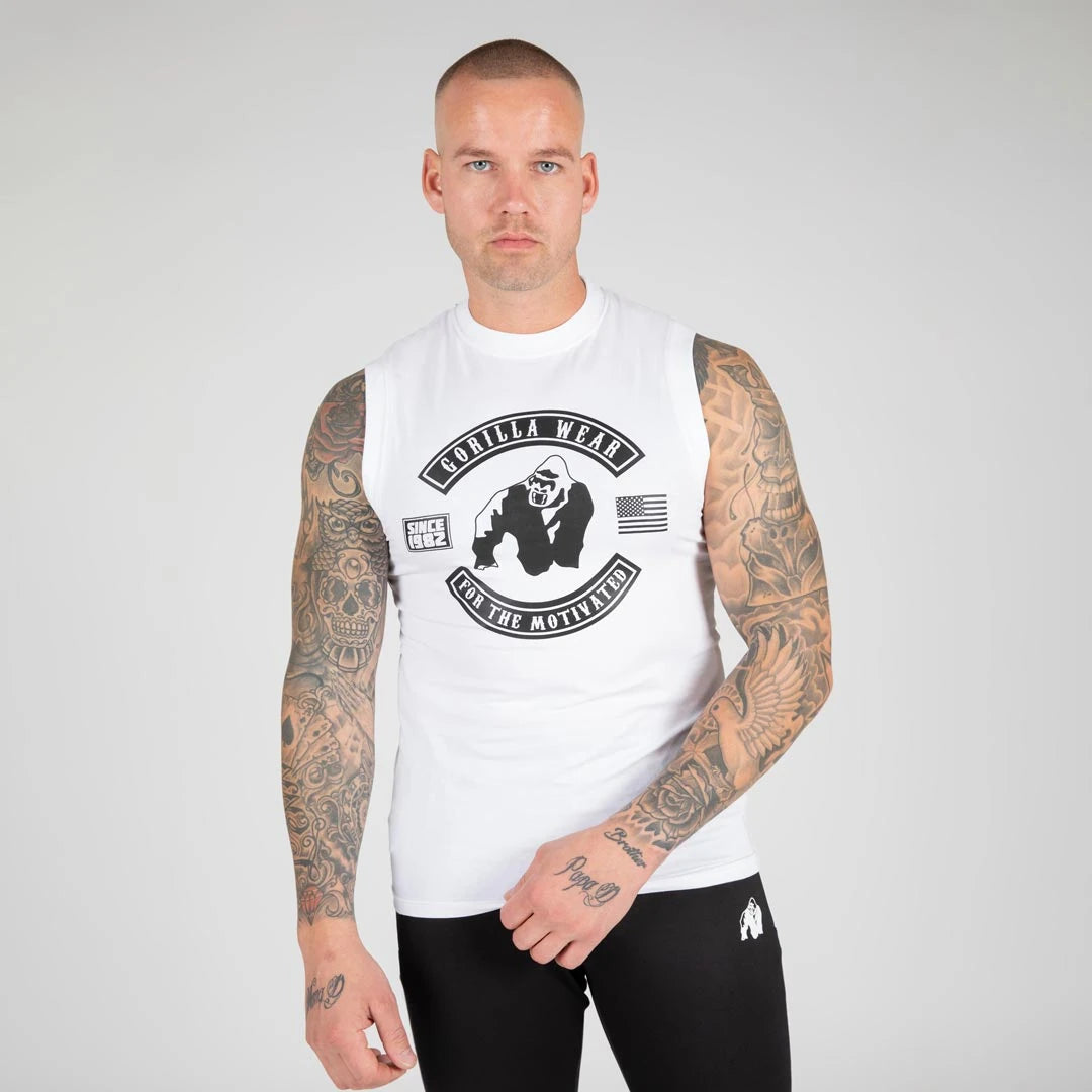 Gorilla Wear Tulsa Tank Top White, ett vitt träningslinne i stretchig bomull med stort svart logotryck på bröstet., bild 7 av 8