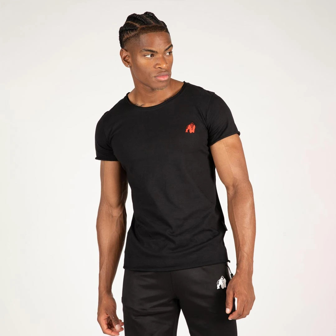 Gorilla Wear York T-Shirt Black är en svart bomullströja med slim fit, vid halslinning, råa kanter och röd logga., bild 7 av 7