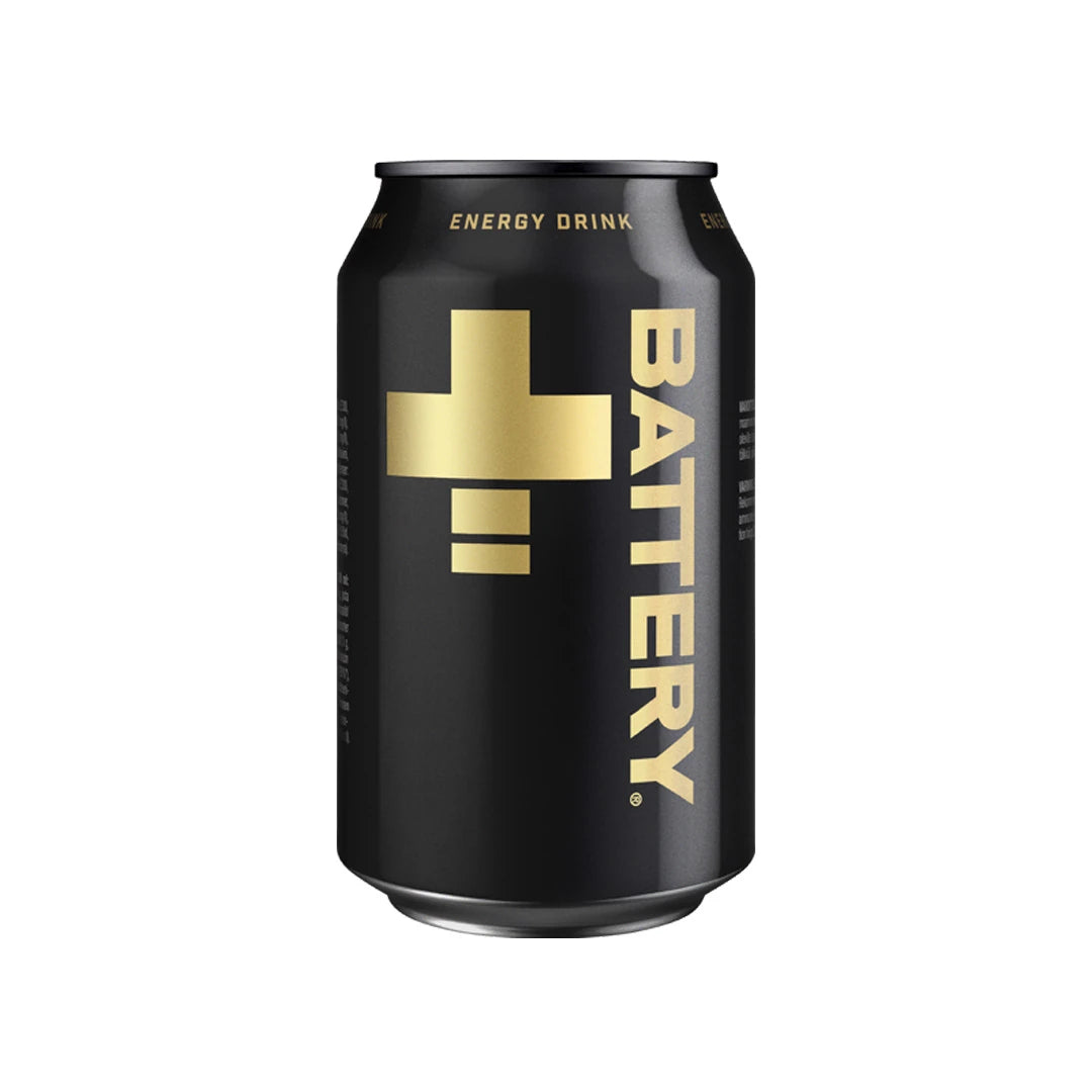 Battery Energy Drink 330 ml energidryck i en stilren svart burk med guldfärgade detaljer.