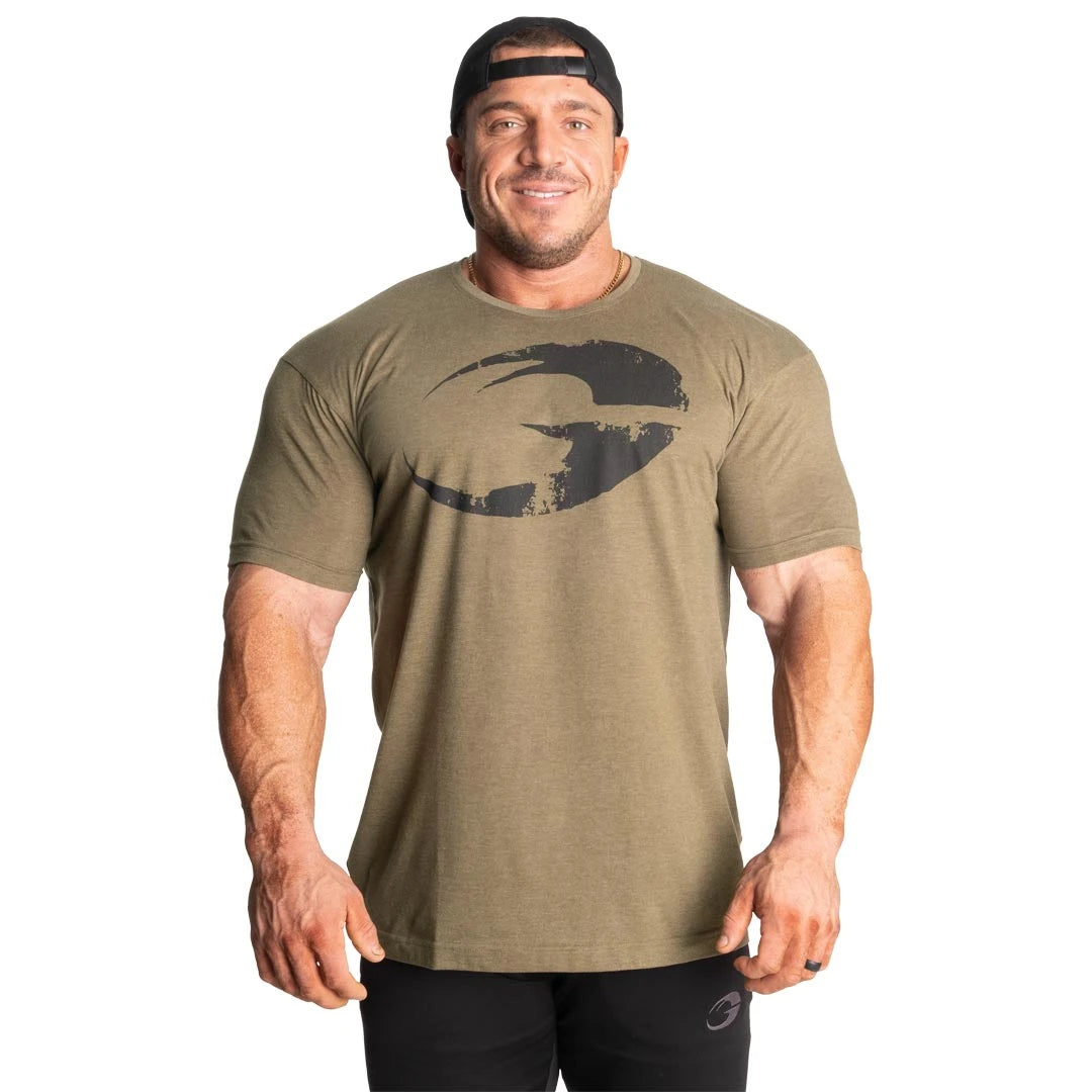 GASP Cadet Tee Army Green Melange är en mörkgrön melerad tränings-t-shirt med ett stort svart tryck på bröstet., bild 2 av 8
